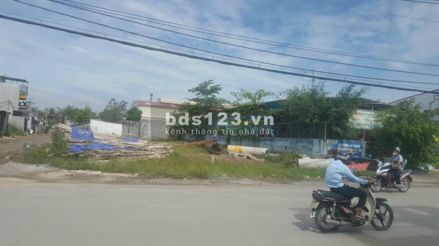 Bán lô góc 2 mặt tiền đường Lò Lu, Quận 9 10,5x19m gần đường Nguyễn Xiển, 13 tỷ LH 0915698839
