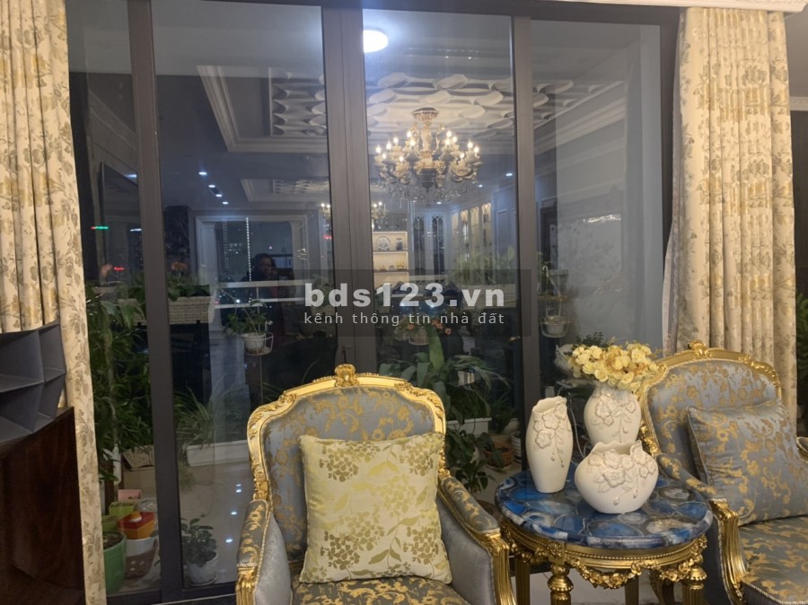 Cần bán gấp căn 93m2 Royal city giá 4 tỷ, full nội thất, có sổ đỏ
