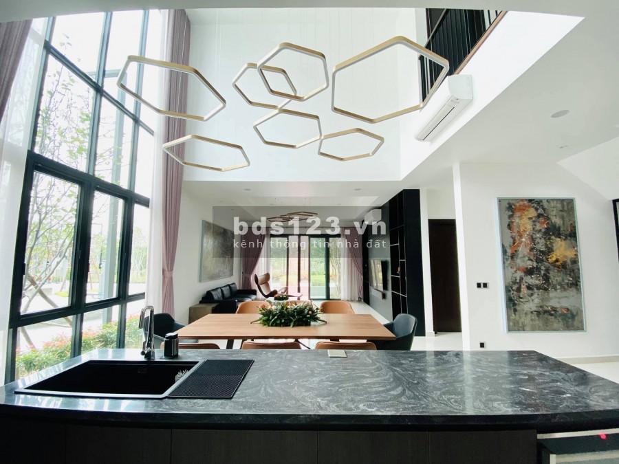 Gia đình cần bán nhanh Mặt phố Đê La Thành 11.5 tỷ, 53mx5T, KD lớn