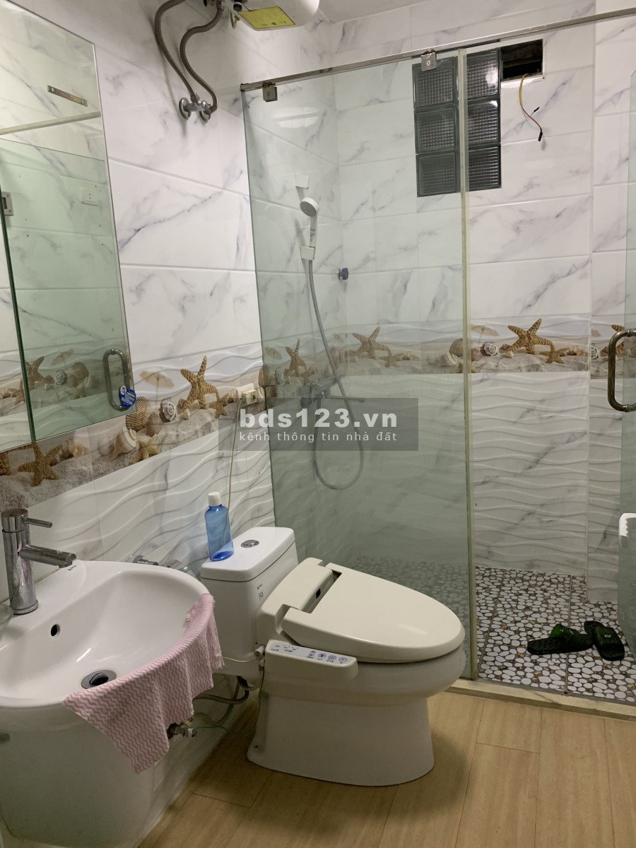 Cho thuê nhà phố Thái Hà 50m2 x 3 tầng 2 ngủ full 10 triệu. Lh 0377983070