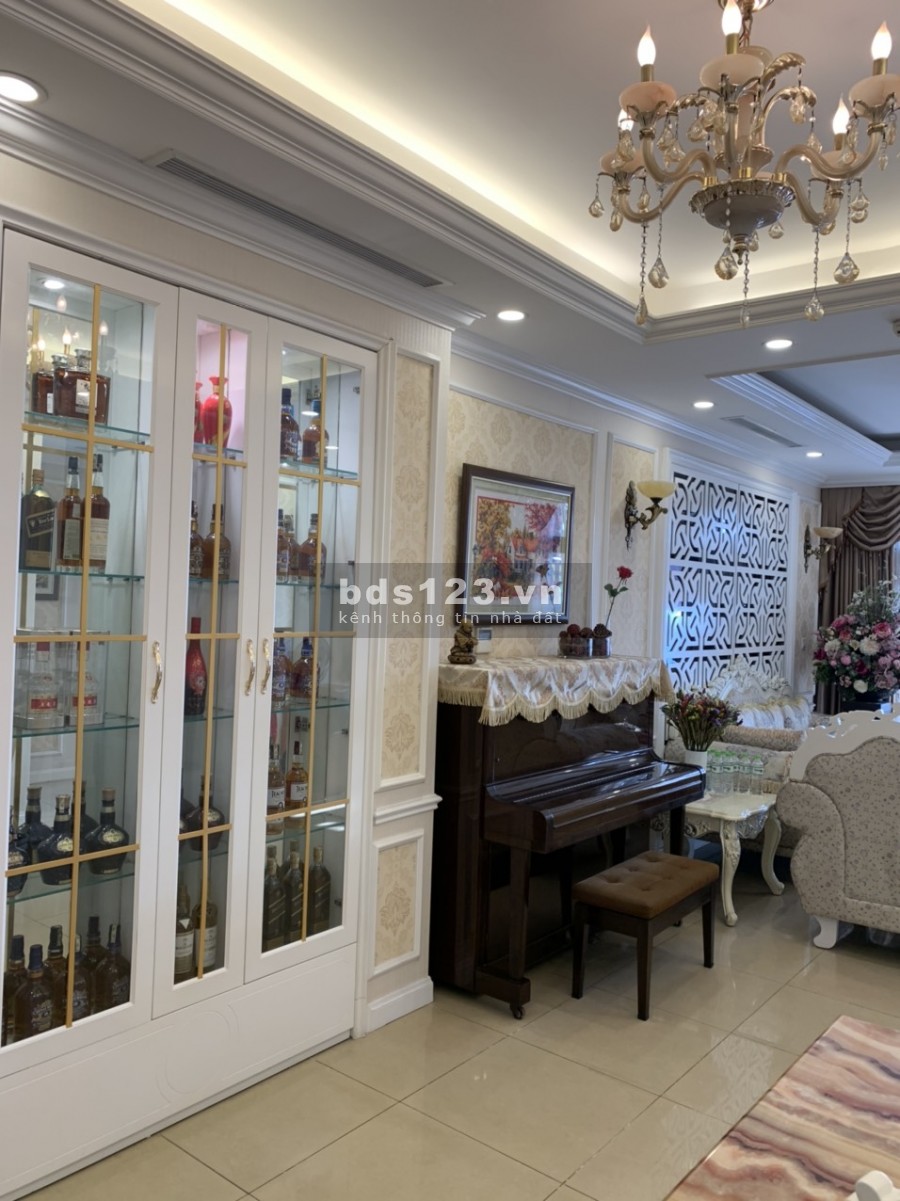Cần bán gấp căn góc 140m2 R6 Royal city, 8 tỷ bao phí, full nội thất, có sổ chính chủ
