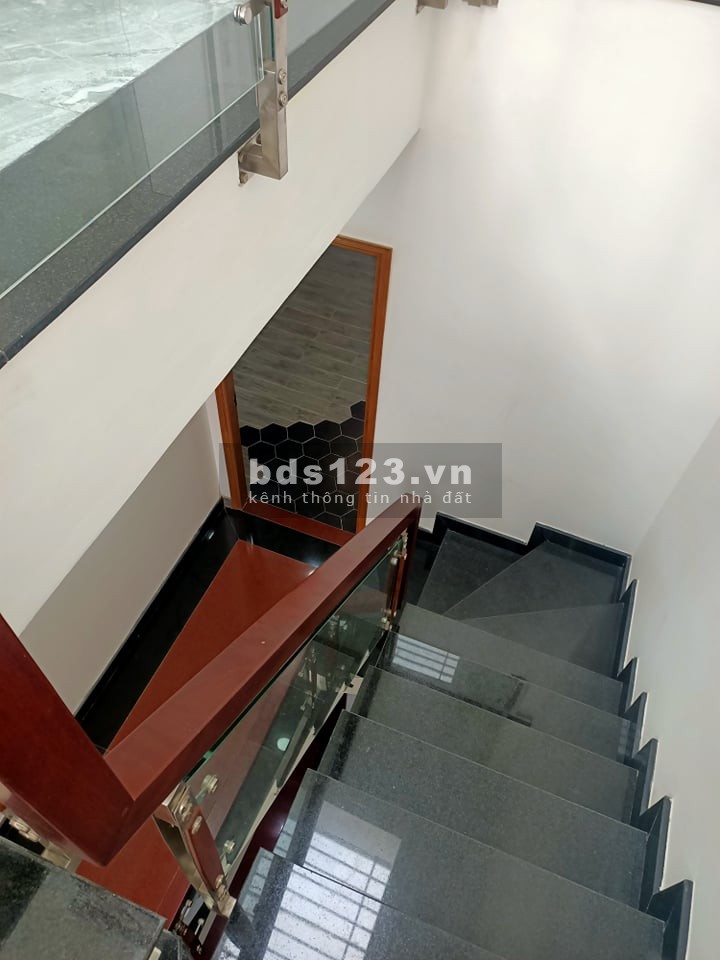 Cần bán gấp nhà mặt tiền kinh doanh ngay Lê Đức Thọ, 5 tầng 250m2, giá chỉ 8 tỷ