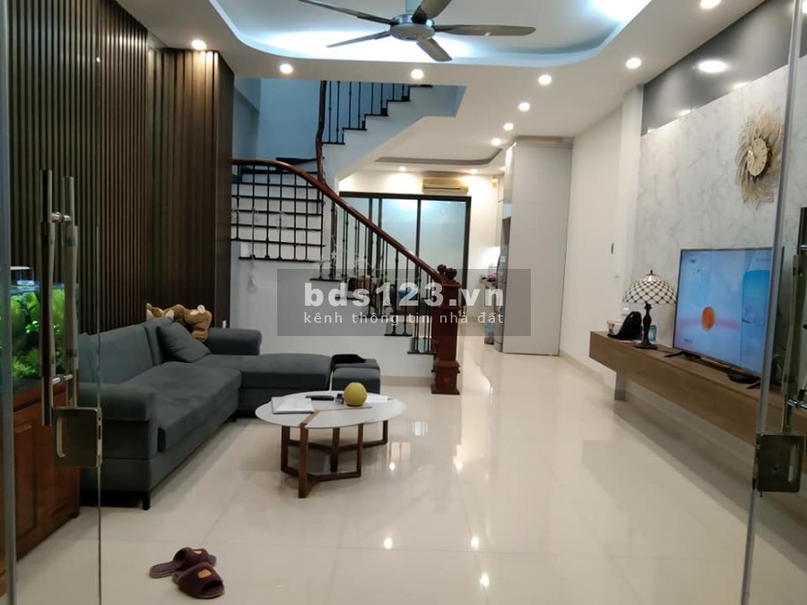 Cần bán nhà mặt ngõ 303 đường Bát Khối 85m2 x 4T, 4.5m MT, giá 5.7 tỷ. Gara Ô tô, Kd.