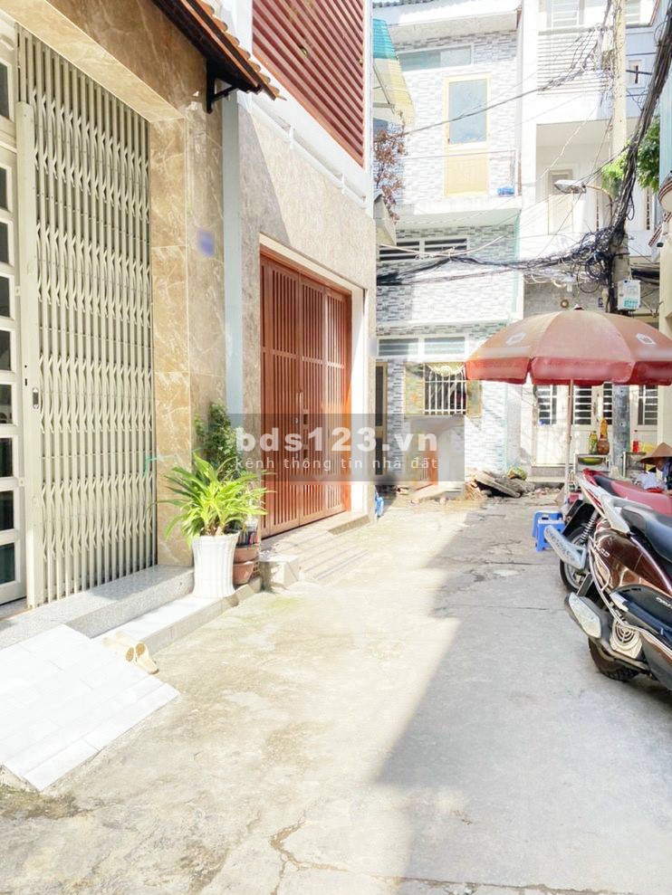 Bán gấp nhà hẻm 5m ngay vòng xoay Lý Thái Tổ, P10, Q10 (4.2x8m) Giá: 5.2 tỷ