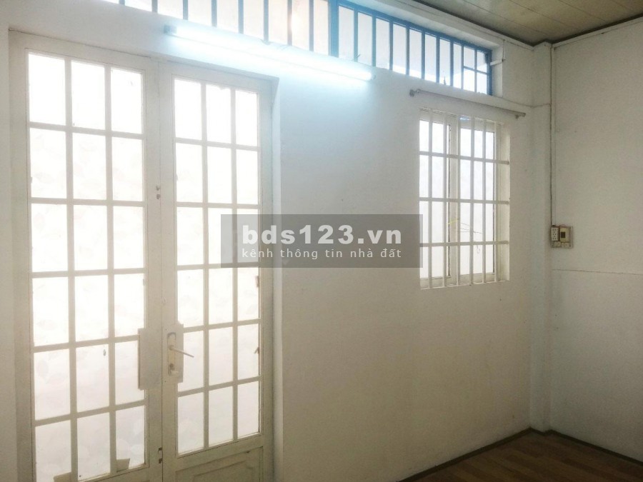 Bán gấp nhà hẻm 5m ngay vòng xoay Lý Thái Tổ, P10, Q10 (4.2x8m) Giá: 5.2 tỷ