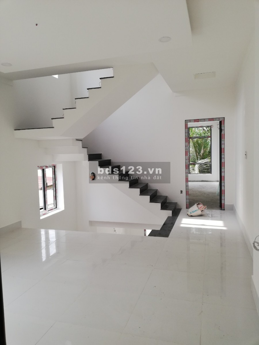 Nhà tone trắng ngay trung tâm thành phố Bến Tre 110m