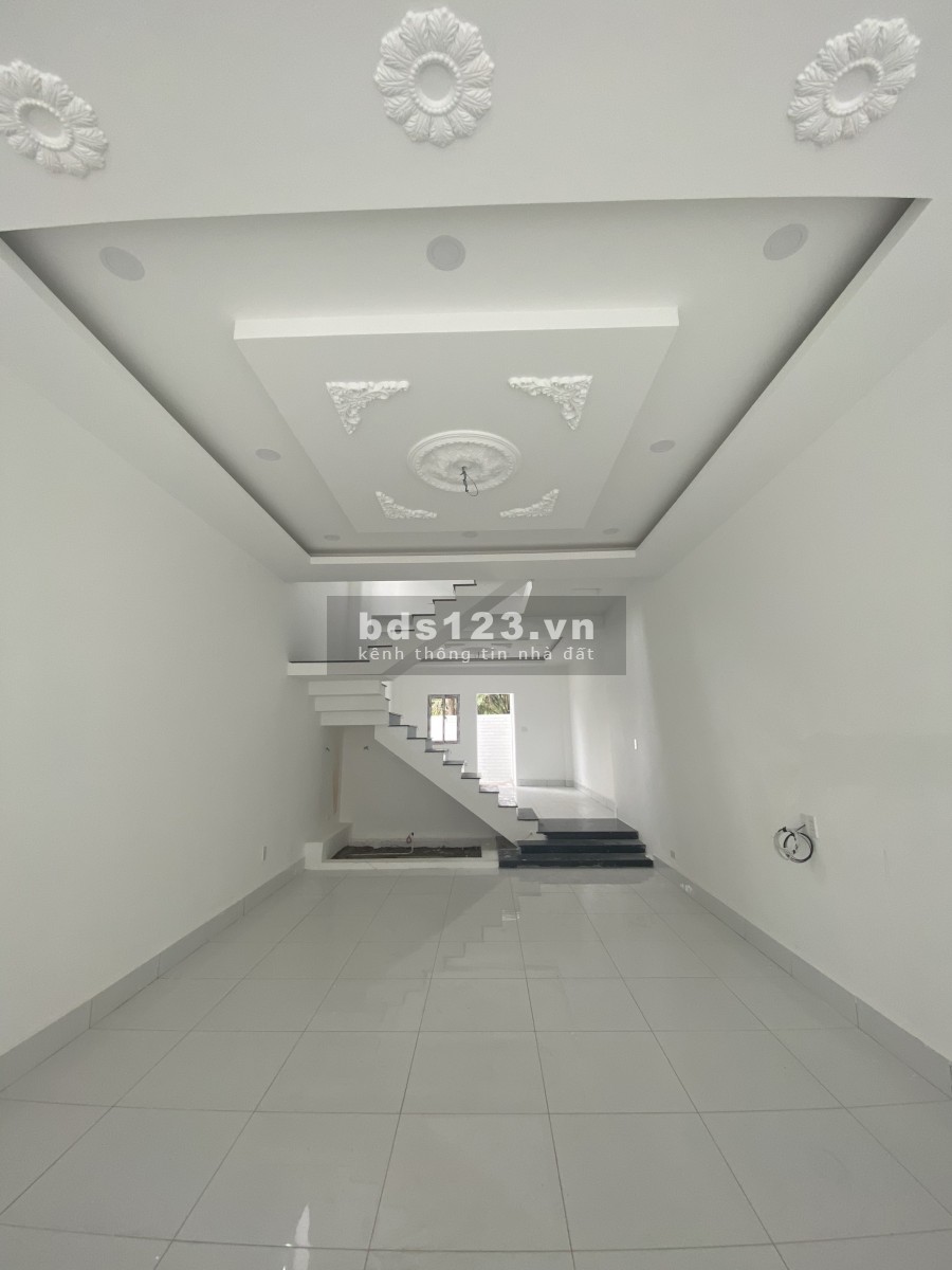 Nhà tone trắng ngay trung tâm thành phố Bến Tre 110m