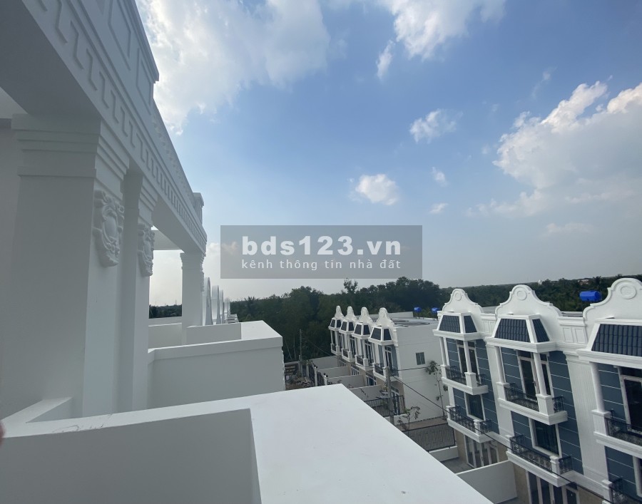Nhà tone trắng ngay trung tâm thành phố Bến Tre 110m