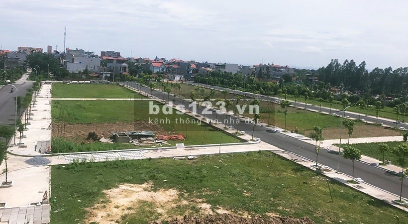 Bán gấp lô góc ngay hoàng hữu nam , ngay bến xe miền đông 2