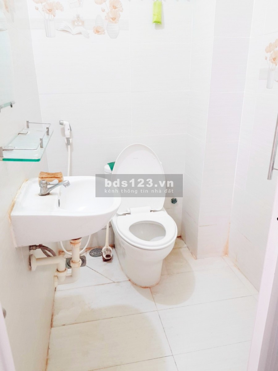 Cho thuê nhà nguyên căn đường Nguyễn Đình Chính, P. 11, Phú Nhuận. DT 4.5x7m, 1 trệt 3 lầu 3PN, có nội thất. 13 tr