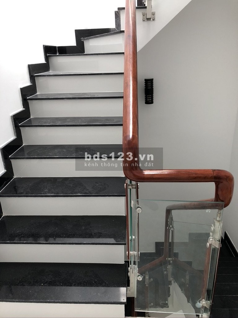 Nhà lô góc nở hậu, 1 trệt 2 lầu, mới 100%