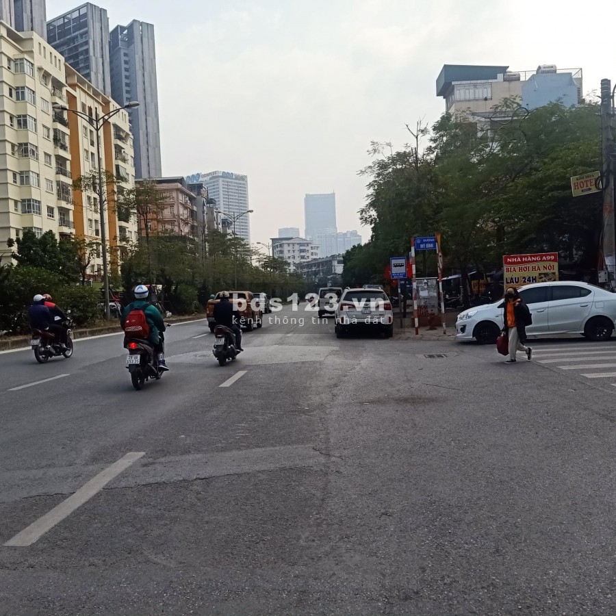 Siêu hiếm! Bán gấp nhà mặt phố Nguyễn Hoàng, 90m2, MT 7m, 23 tỷ.