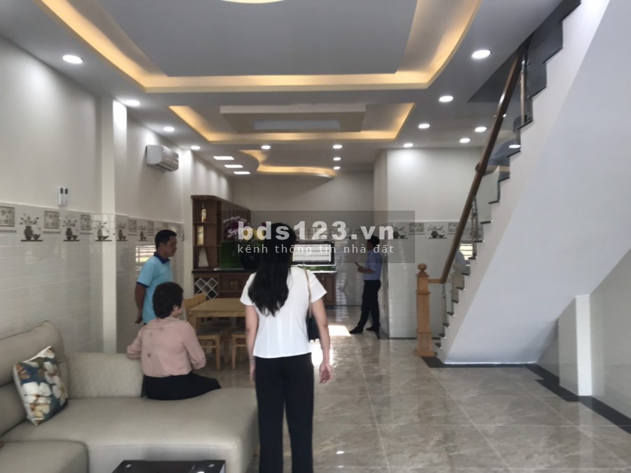 Cho thuê nhà 2 lầu mới xây đầy đủ nội thất 5tr /tháng