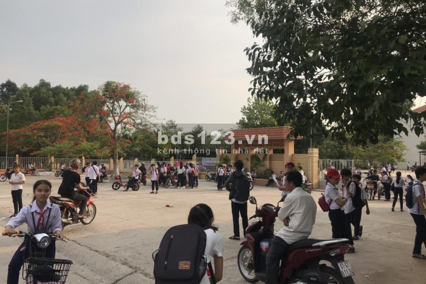 GIA ĐÌNH CẦN TIỀN CHỮA BỆNH CHO CON BÁN GẤP CĂN NHÀ CẤP 4 VÀ LÔ ĐÁT NGAY KCN LỚN BÌNH DƯƠNG