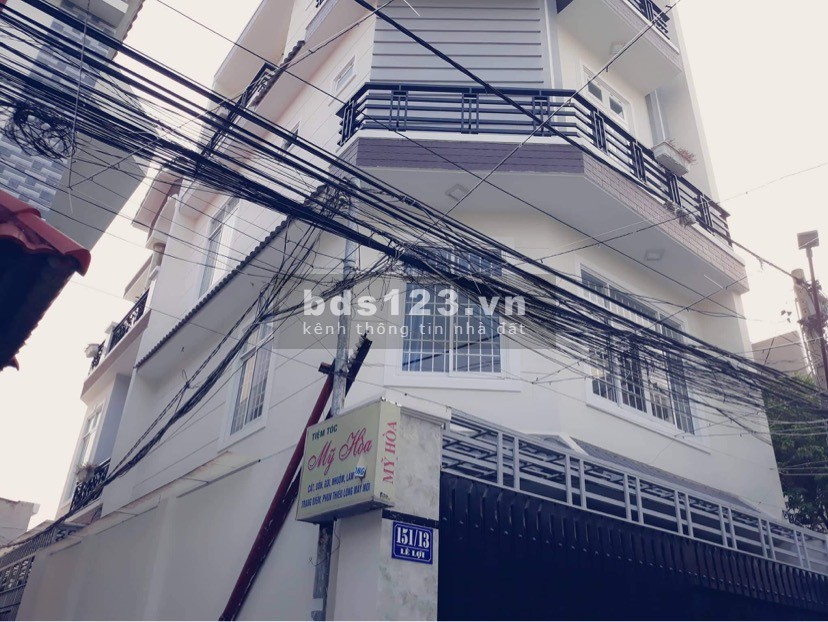 Cho thuê nhà mới xây, 2 mặt tiền, 1 trệt 3 lầu, đầy đủ nội thất, dọn vào ở liền