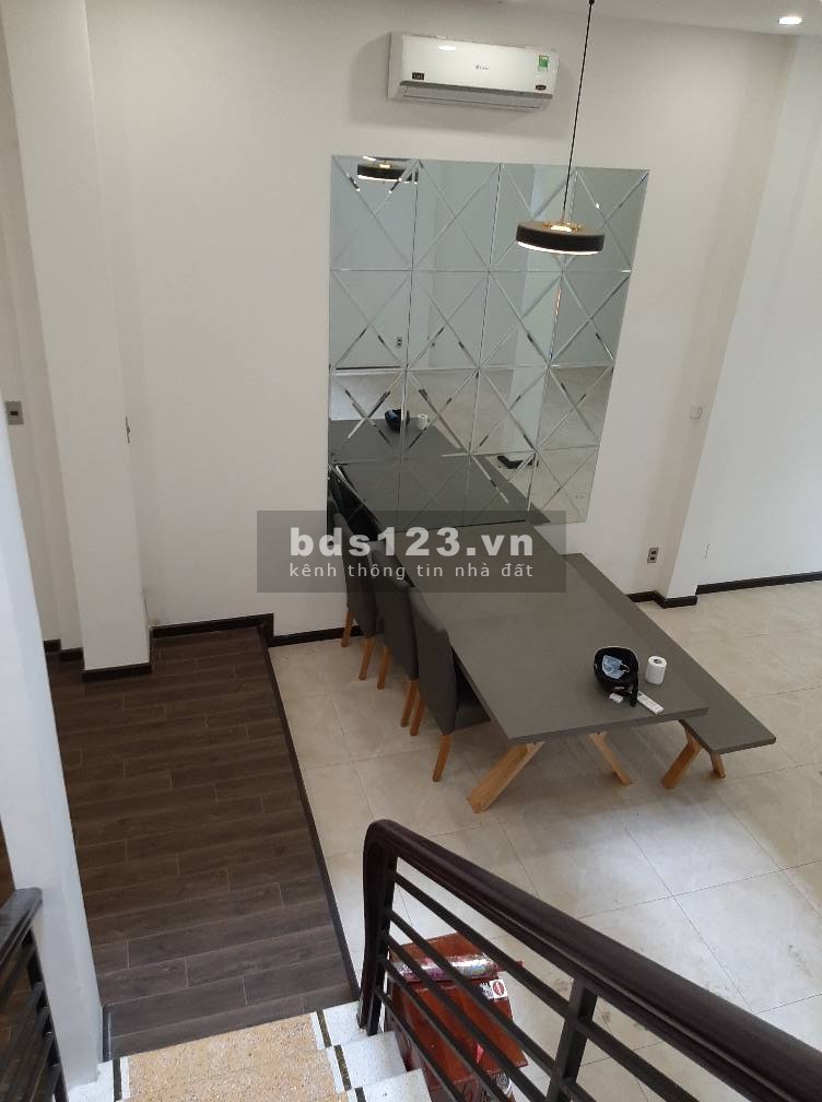 Cần bán gấp trong Tết 104m2. Hẻm 4m CMT8. Quận 10. Nhà mới 3 tầng BTCT kiên cố