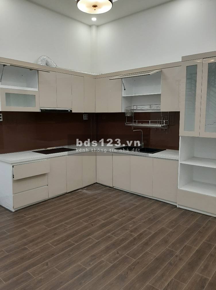 Cần bán gấp trong Tết 104m2. Hẻm 4m CMT8. Quận 10. Nhà mới 3 tầng BTCT kiên cố