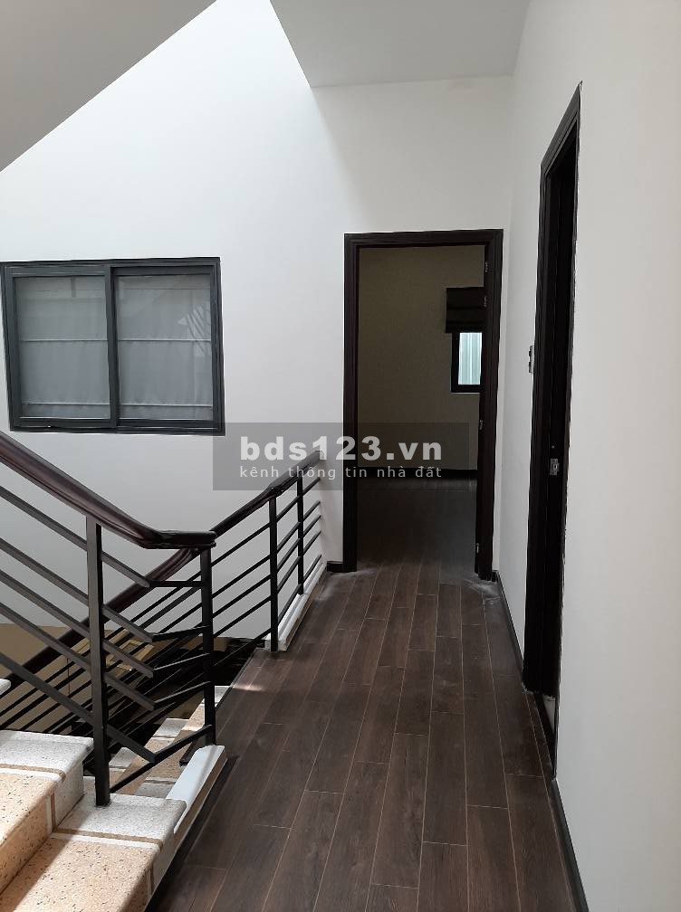 Cần bán gấp trong Tết 104m2. Hẻm 4m CMT8. Quận 10. Nhà mới 3 tầng BTCT kiên cố