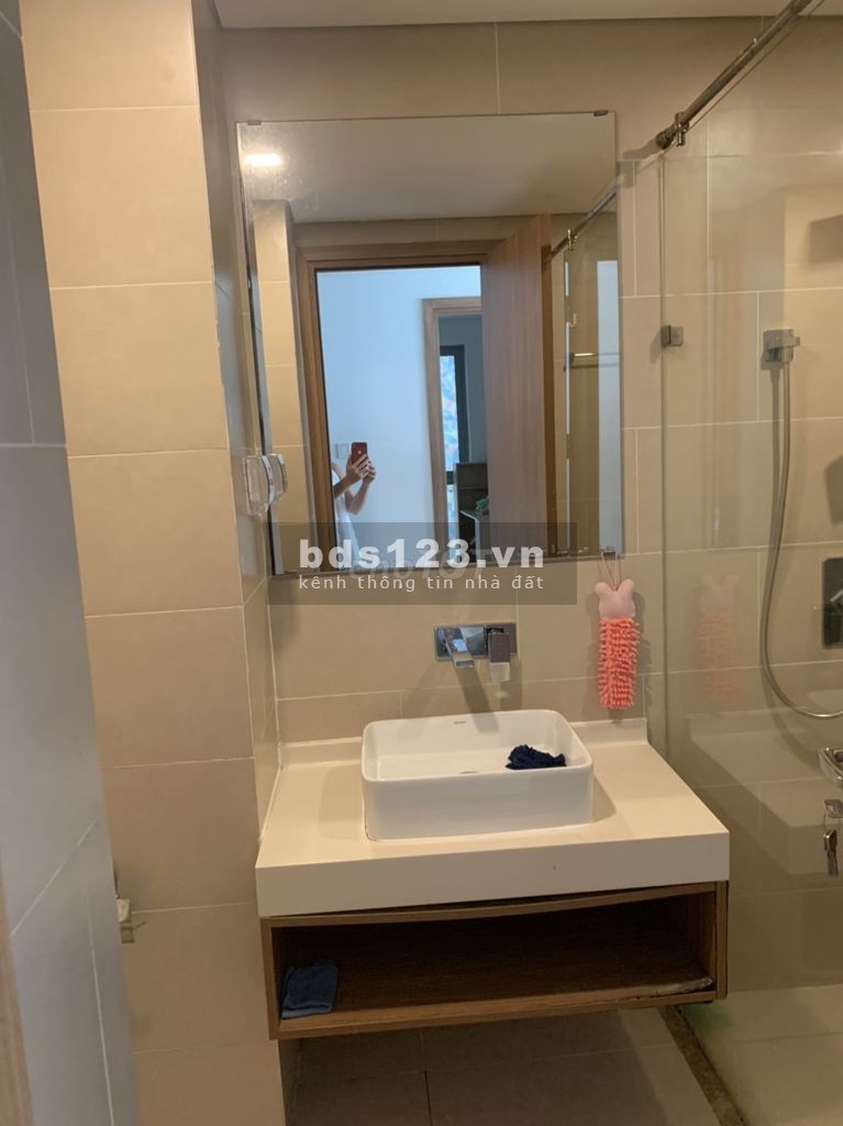 Có căn hộ 74m2, tầng cao, có sẵn nội thất, còn mới cc Rivera Park Sài Gòn, giá 14 triệu/tháng, LHCC