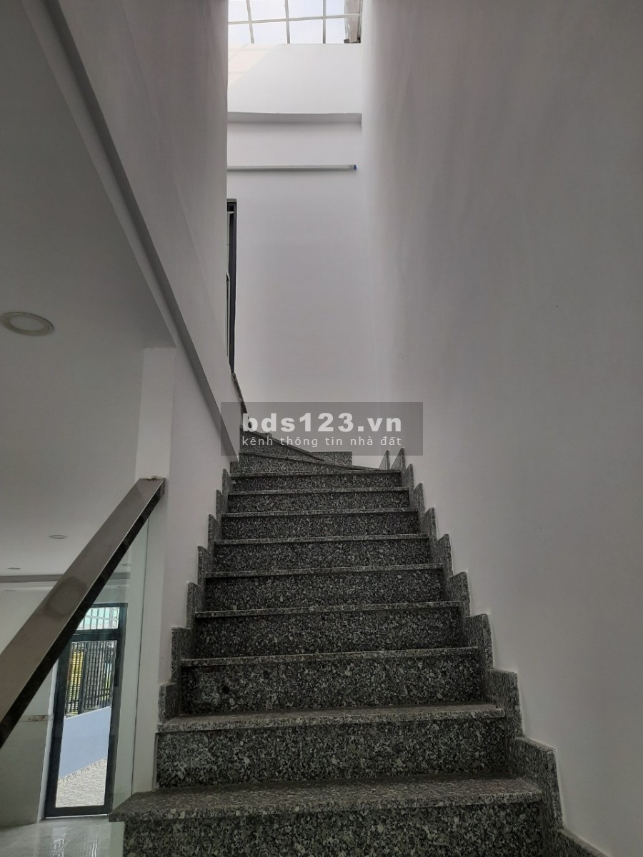 Nhà 100m2, mới 100%, gần chợ Bình Chánh, sổ hồng riêng