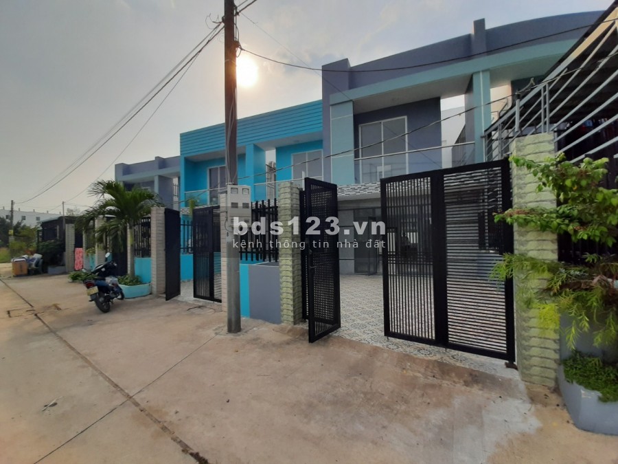 Nhà 100m2, mới 100%, gần chợ Bình Chánh, sổ hồng riêng