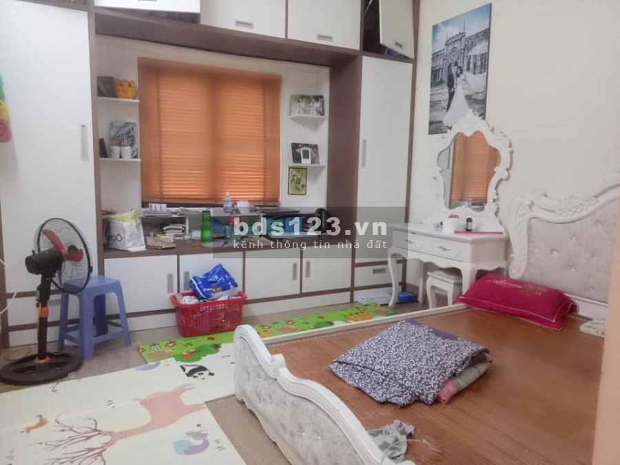 Cần bán gấp nhà Tổ 14 Thạch Bàn 40m x 5T, giá 3.3 tỷ, Ô tô tránh, KD, ngõ thông.