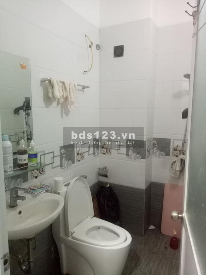 Cần bán gấp nhà Tổ 14 Thạch Bàn 40m x 5T, giá 3.3 tỷ, Ô tô tránh, KD, ngõ thông.