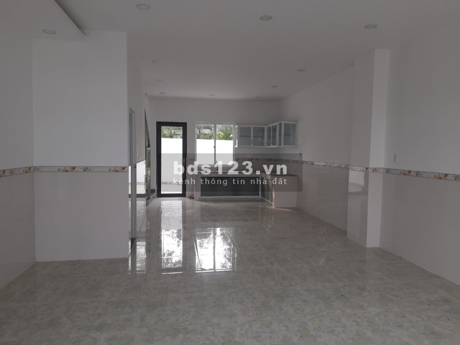 Nhà 100m2, mới 100%, gần chợ Bình Chánh, sổ hồng riêng