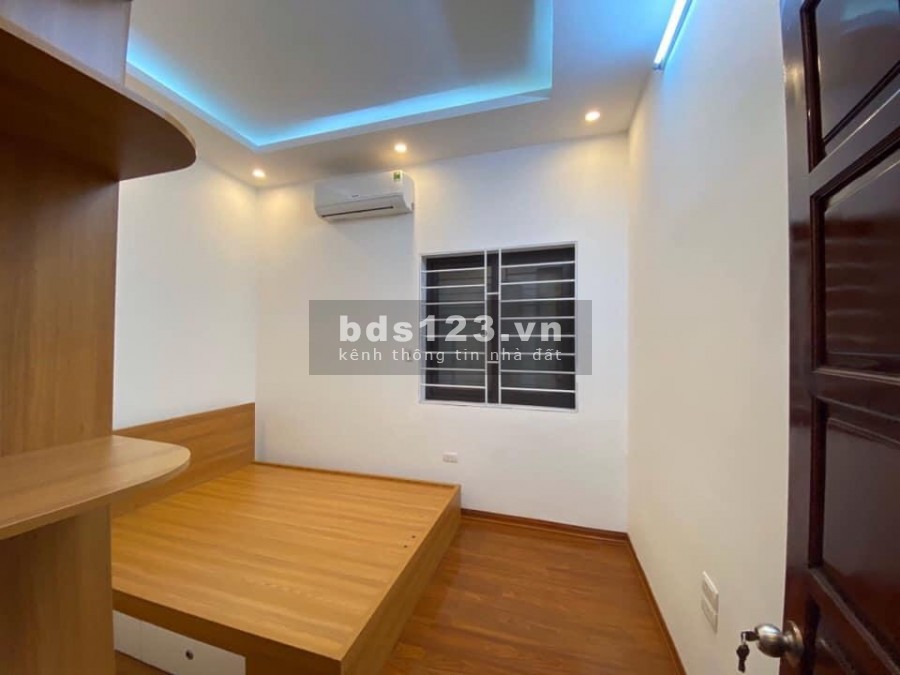 Bán gấp mảnh đất có nhà cấp 4 mặt ngõ 51 Lãng Yên giá 4.4 tỷ, DT 42m2, oto đỗ