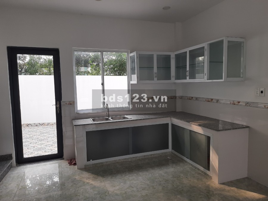 Nhà 100m2, mới 100%, gần chợ Bình Chánh, sổ hồng riêng