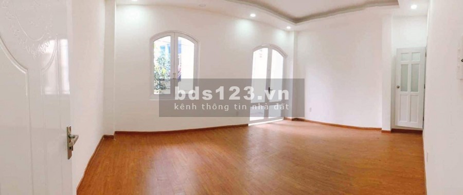 Bán nhà đường Lê Văn Sỹ Quận 3, ngay cầu Lê Văn Sỹ, giá hợp lý.