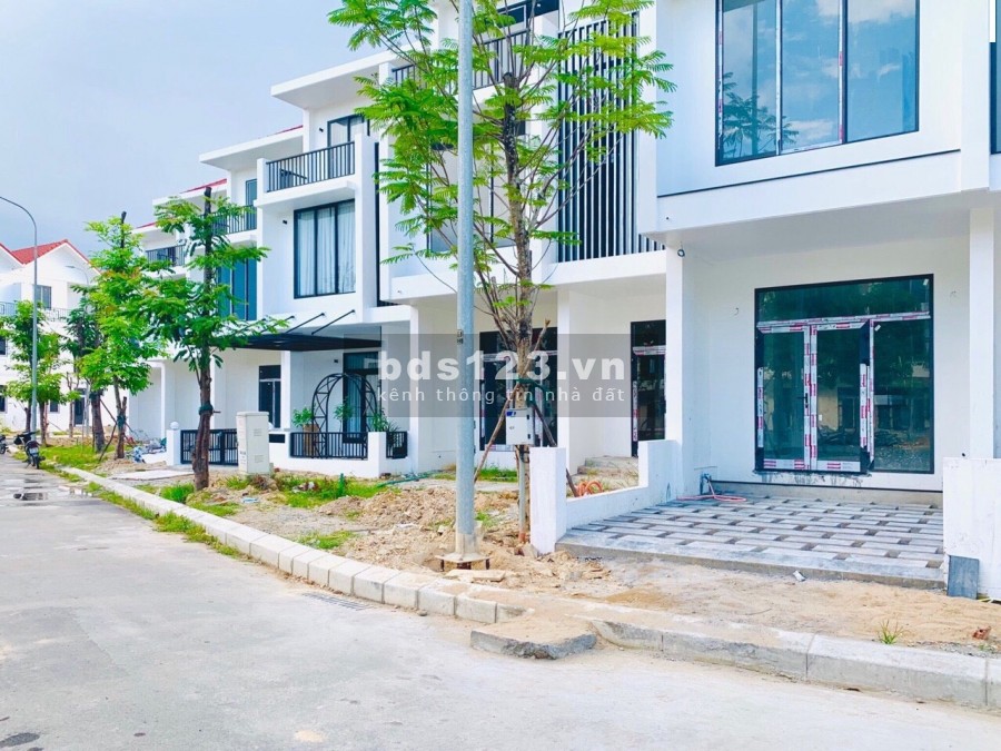 RẺ NHẤT THỊ TRƯỜNG! ROYAL PARK 3 TẦNG HƯỚNG ĐÔNG GIÁ CHỈ 3,3X TỶ (KHÔNG TỐN THUẾ).