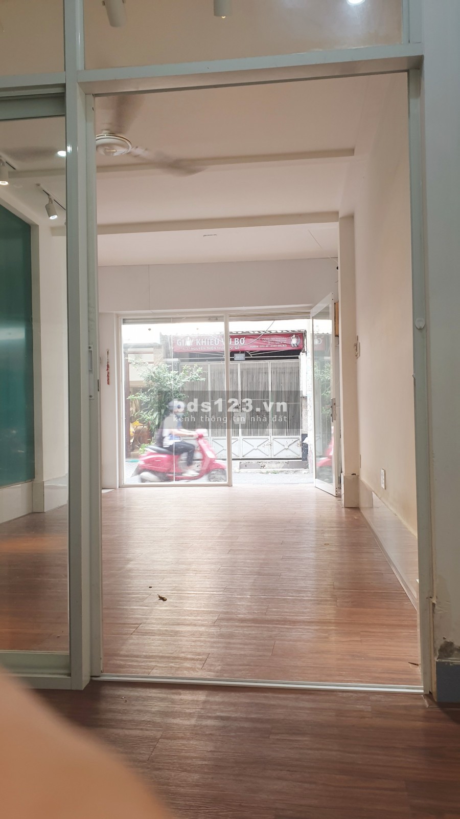 Cho thuê gấp nhà hẻm 16/ Nguyễn Thiện Thuật Quận 3. Nhà 1 trệt 3 lầu ST, tiện làm văn phòng, kinh doanh