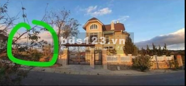 Cần bán lo đất Lô đất nằm trong khu vực biệt thự xịn sò nhất của thành phố Dân cư đông đúc. Dân trí cao. Đường ô tô vào tận nơi