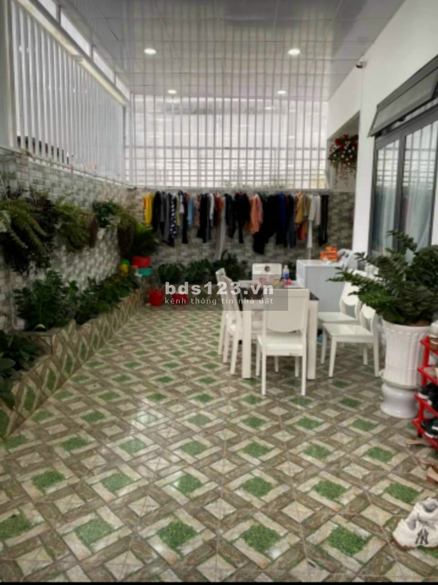 Cần bán nhà Đà Lạt nằm trong trung tâm thành phố Đà Lạt. Ngôi nhà ấm cúng, sang chảnh hết nức, nội thất xịn sò. Gần trường gần chợ