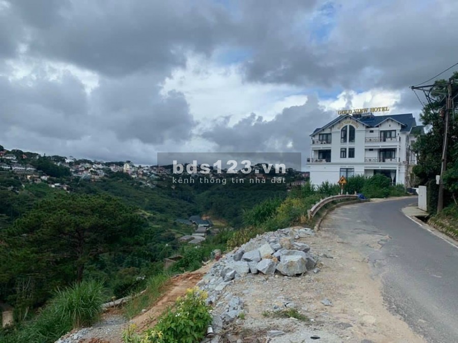 Nhà Đất Đà Lạt cần bán đất mặt tiền có view đẹp thận tiện cho việc sây khu nghĩ dưỡng quán cà phê vị trí gần trung tâm Đà lạt