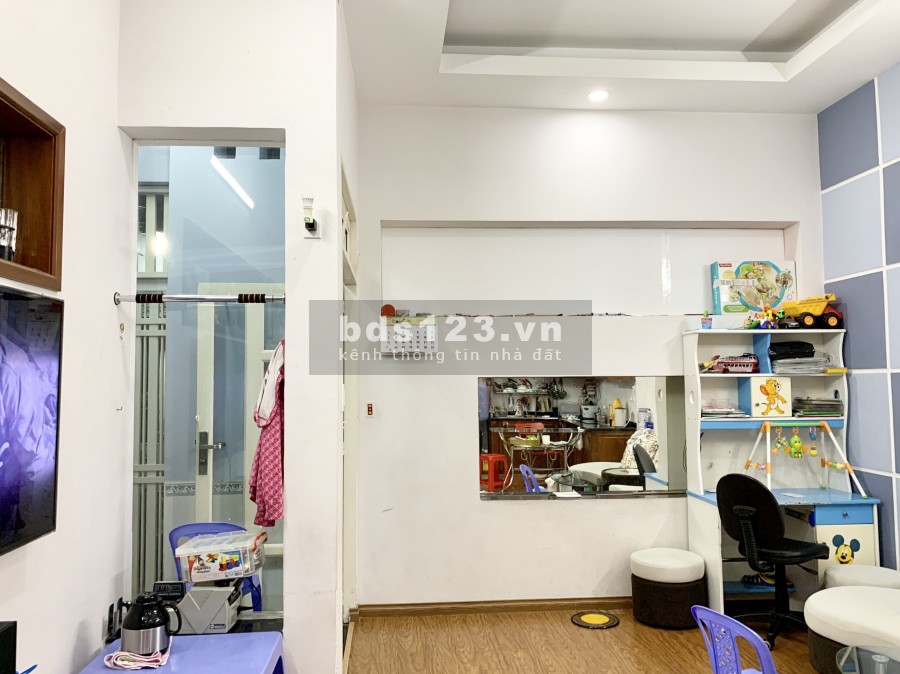 Bán nhà Phường 5 Gò Vấp giá chỉ 70tr/m2 có nhà đẹp 2 tầng DT (8,2x14). HXH.