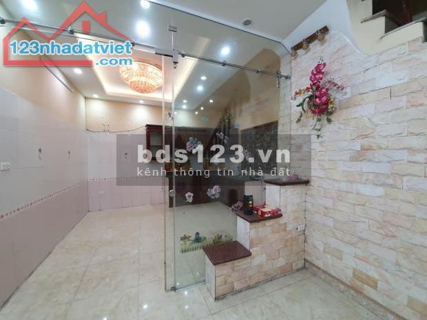 Bán nhà Tân Thụy, Phúc Đồng 52m2 x 4 tầng, 4.5m MT, giá 3.5 tỷ, Lô góc, Thông Ô tô, Kd.