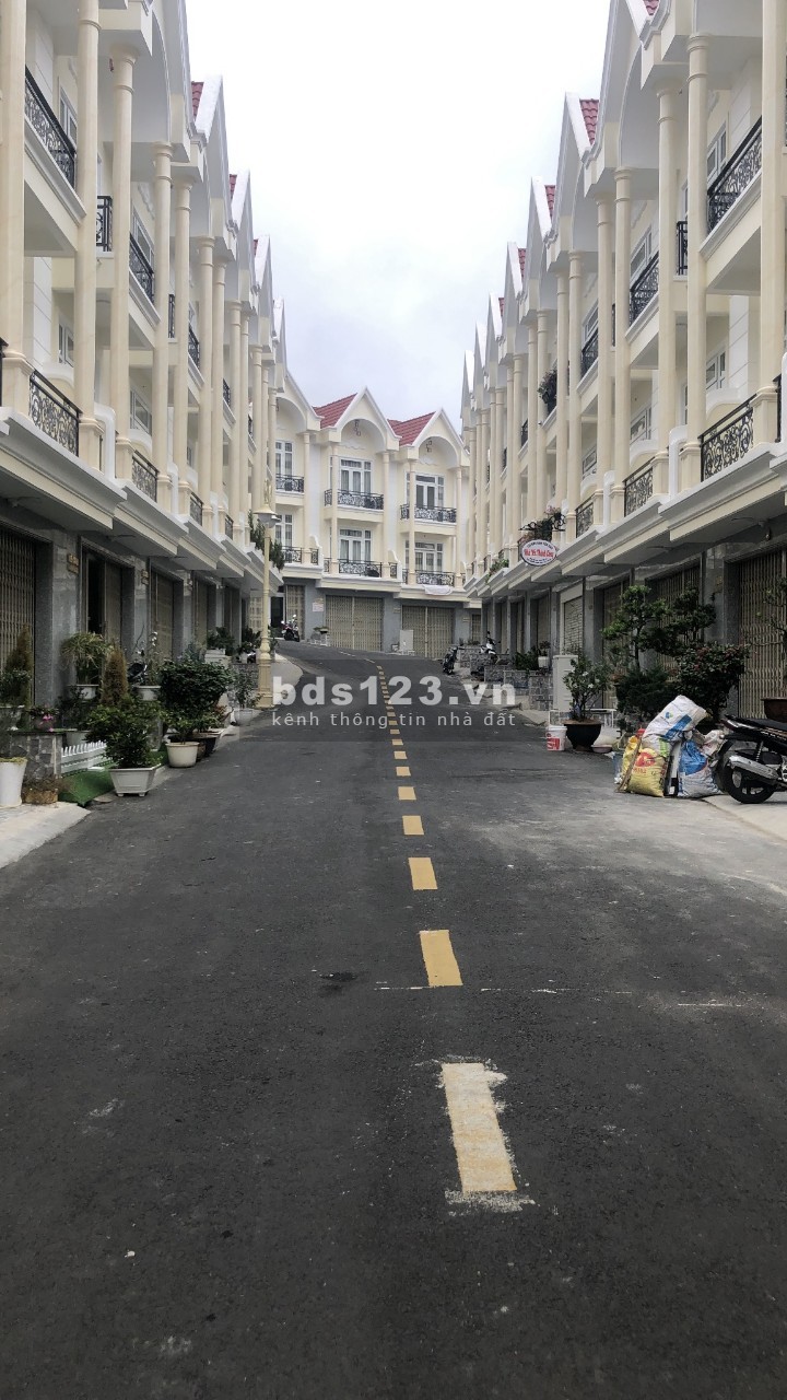 Nhà đất Đà lạt cần bán nhà thiết kế theo phong cách hiện đại Châu Âu. Phòng ốc đẹp mê li. Nội thất xịn sò. Không gian trong lành. Thông thoáng