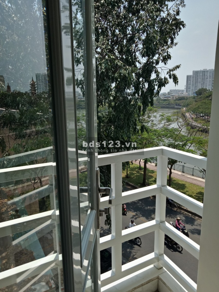 Phòng ban công,mát mẻ ngay Trường Sa, gần cầu Trần Khánh Dư