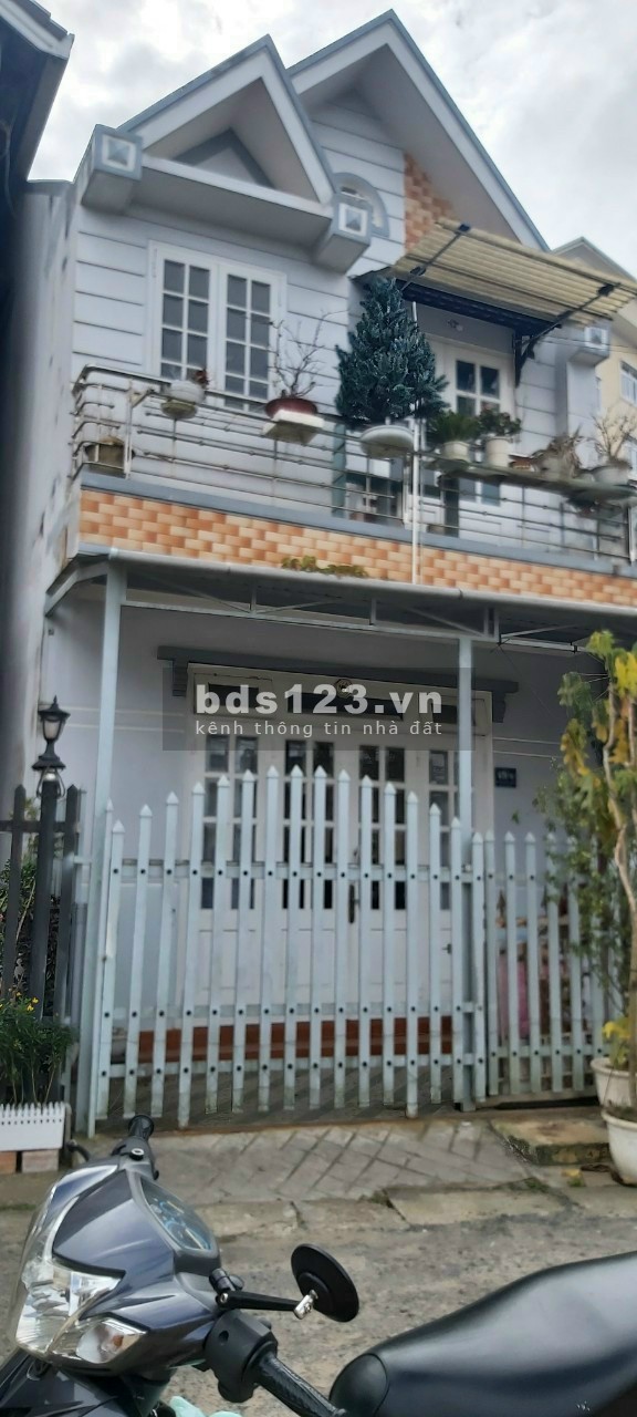 Cần bán nhà Đà lạt năm ngay trung tâmcách chợ phan chu trinh 100m cách hồ xuân hươn. Vườn hoa thành phố 1 km thuận tiện cho việc định cư lâu dài