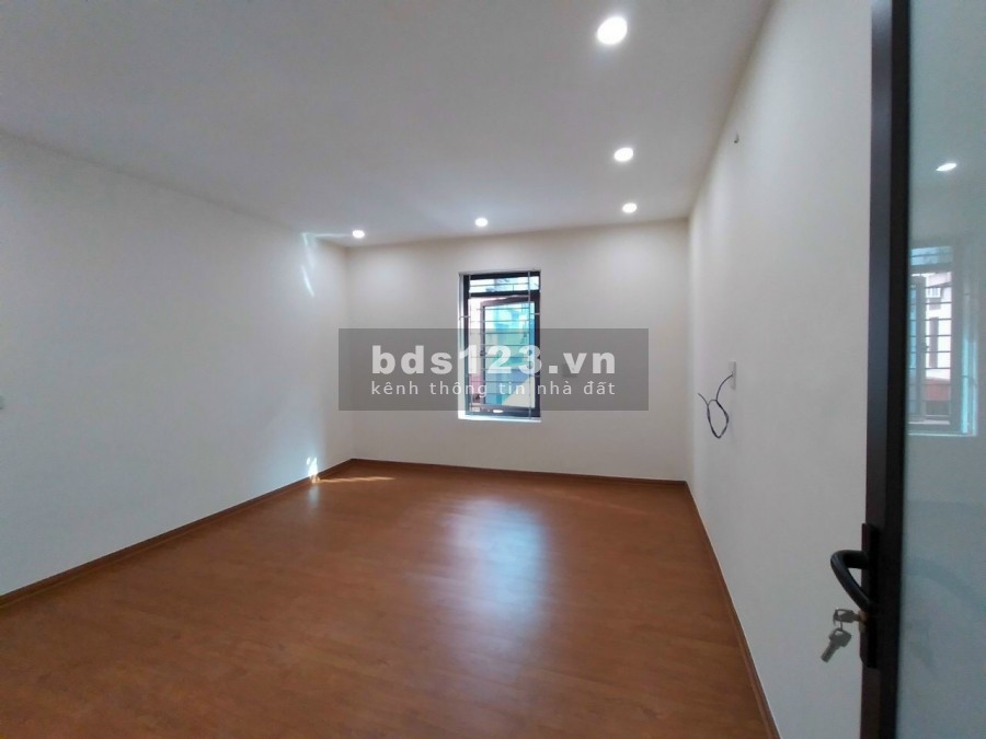 Bán nhà 3 tầng đường Nguyễn Lương Bằng, TP Hải Dương, 4 ngủ, mt 4m, 2.85 tỷ