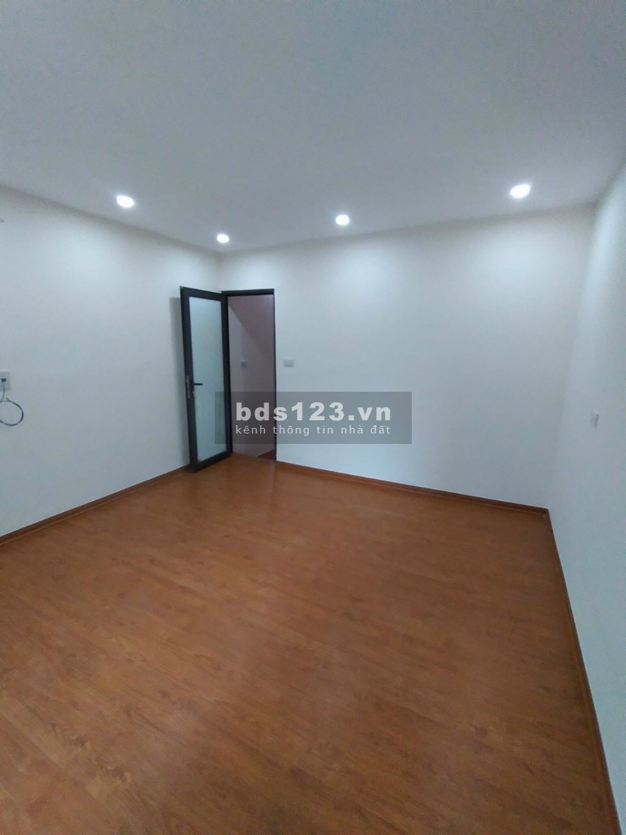 Bán nhà 3 tầng đường Nguyễn Lương Bằng, TP Hải Dương, 4 ngủ, mt 4m, 2.85 tỷ