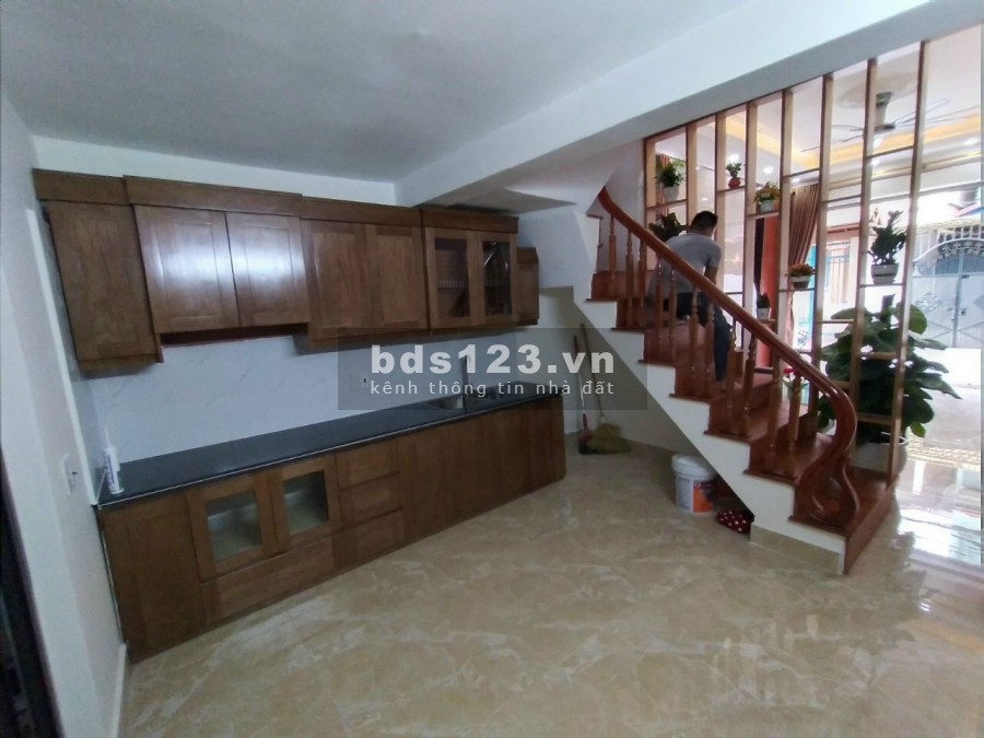 Bán nhà 3 tầng đường Nguyễn Lương Bằng, TP Hải Dương, 4 ngủ, mt 4m, 2.85 tỷ