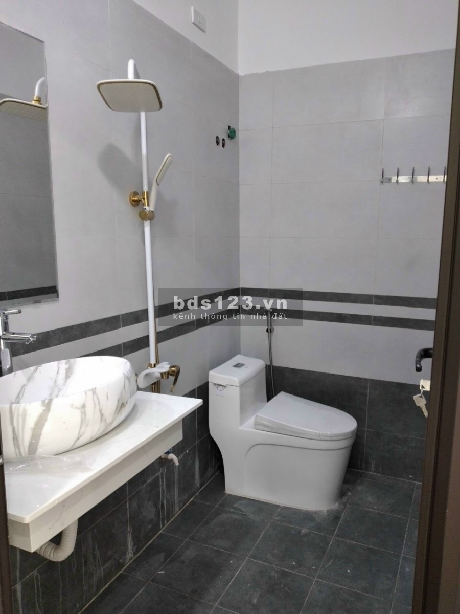 Bán nhà 3 tầng đường Nguyễn Lương Bằng, TP Hải Dương, 4 ngủ, mt 4m, 2.85 tỷ