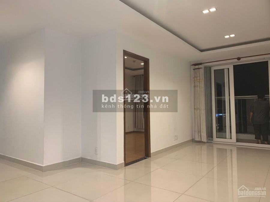 Cho thuê nhanh căn hộ 2 PN, 2 WC, tầng cao, view thoáng, dtsd 80m2, Sky Center, LHCC