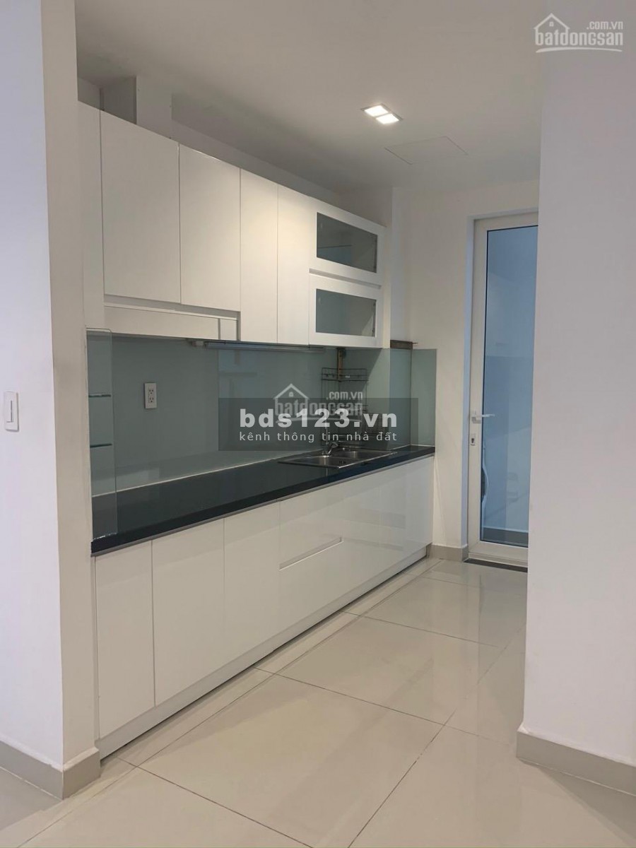 Cho thuê nhanh căn hộ 2 PN, 2 WC, tầng cao, view thoáng, dtsd 80m2, Sky Center, LHCC
