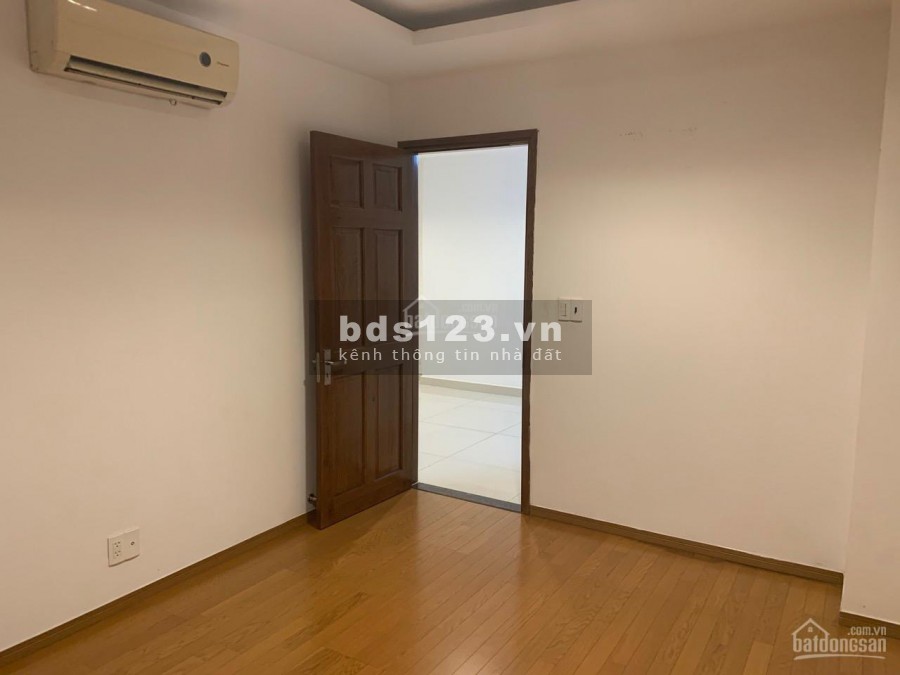 Cho thuê nhanh căn hộ 2 PN, 2 WC, tầng cao, view thoáng, dtsd 80m2, Sky Center, LHCC