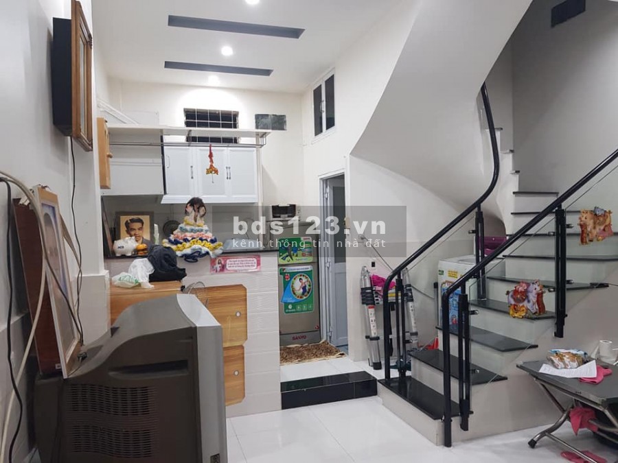 Cần vốn bán gấp nhà ngang 4m mt 5m Hoàng Sa Quận 3 chỉ còn 1 tỷ 85 (0902664082)