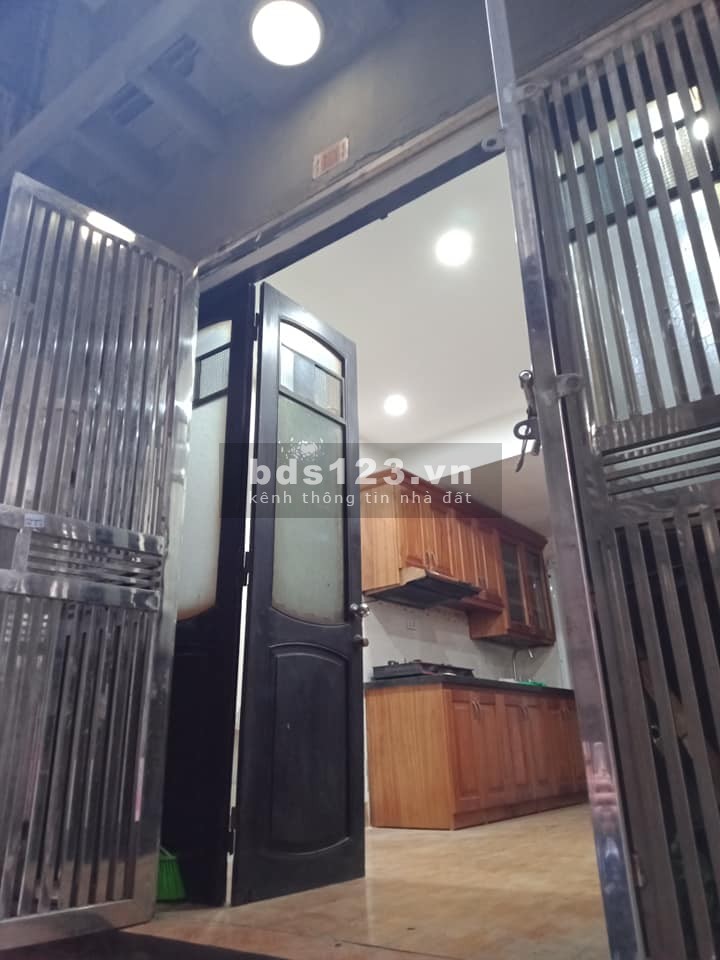 Chỉ hơn 2 tỷ, có nhà trung tâm Ba Đình, 30m ra mặt phố Kim Mã, gần khách sạn Daewoo